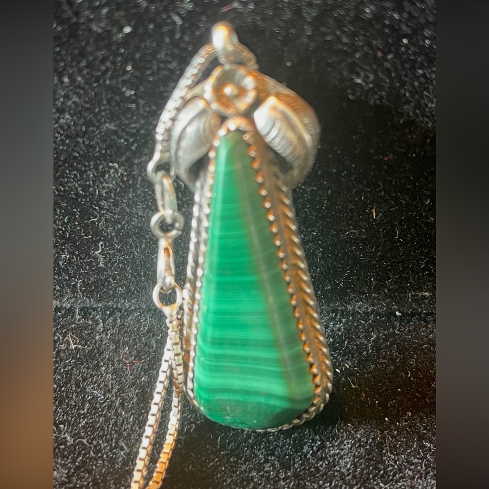 Vintage Signed fJ Native American 925
Sterling Silver Malachite Feather Flower